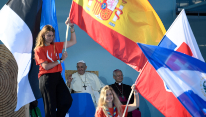 La bandera de España pasa por delante del Papa Francisco durante el desfile