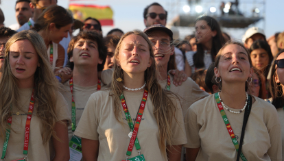 Jóvenes españoles rezan en la Vigilia de oración