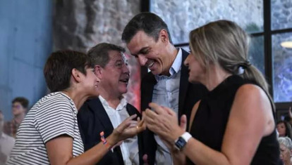 Las diputadas Isabel Rodríguez (izquierda) y Milagros Tolón junto a Sánchez y García-Page