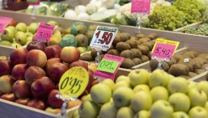 Manzanas y otras frutas en una frutería  en un puesto de un mercado en Madrid.