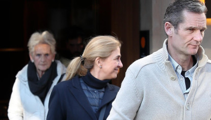 Iñaki Urdangarin con la infanta Cristina de Borbón, Claire Liebaert e Irene Urdangarin por las calles de Vitoria.
19/02/2020
Vitoria