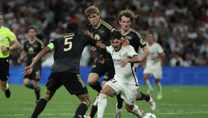 Brahim Díaz, rodeado de jugadores rivales, en el último partido del Real Madrid, el duelo de Champions ante el Union Berlín