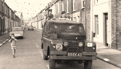 La policía británica patrulla las calles de Belfast en los 70 al lado de un niño