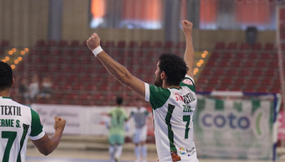 Zequi celebra uno de los goles ante el Alzira