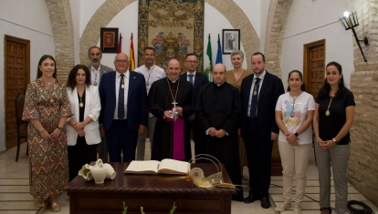 Monseñor Antonio Prieto con el alcalde y concejales de La Rambla
