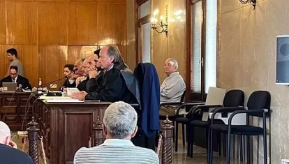 Pau Rigo (al fondo) durante el juicio en Palma de Mallorca