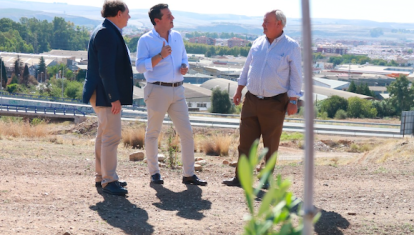 El alcalde visita el que será nuevo tramo del Anillo Verde en la Ronda Norte
