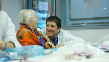 Especialista con una anciana