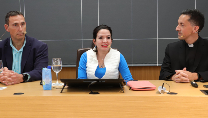 Enrique Solano, Sara Lumbreras y Rubén Herce, en la mesa redonda sobre el libro 'Dios, la ciencia, las pruebas'