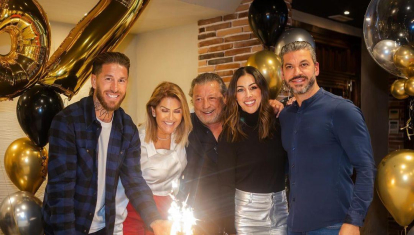 Sergio ramos, junto a sus dos hermanos y sus padres