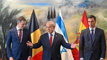 El Presidente del Gobierno, Pedro Sánchez, junto al primer ministro israelí, Benjamin Netanyahu, y el primer ministro belga, Alexander de Croo.