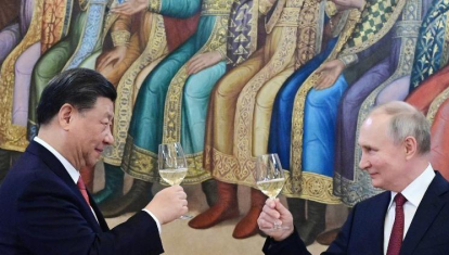 Xi Jinping y Vladimir Putin brindan durante una recepción en Moscú.

Russian President Vladimir Putin and China's President Xi Jinping make a toast during a reception following their talks at the Kremlin in Moscow on March 21, 2023. (Photo by Pavel Byrkin / SPUTNIK / AFP) / AFP PICTURES OF THE YEAR 2023