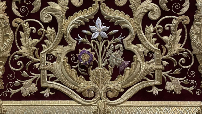 Bordados en el techo de palio de la Virgen del Dulce Nombre