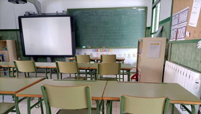 Aula de un colegio vacía