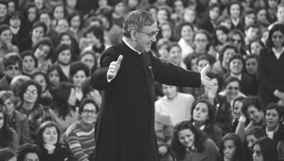 San Josemaría, rodeado de jóvenes