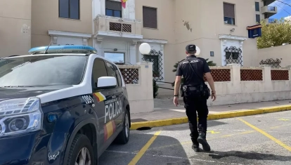 Un agente en la comisaria de Denia