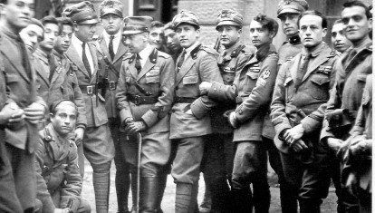 Gabriele D'Annunzio (en el centro con el bastón) con algunos legionarios