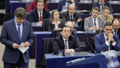 El expresidente catalán Carles Puigdemont pasa junto al presidente del Gobierno, Pedro Sánchez, y el ministro de Exteriores, José Manuel Albares, antes de tomar la palabra en el Parlamento Europeo en Estrasburgo