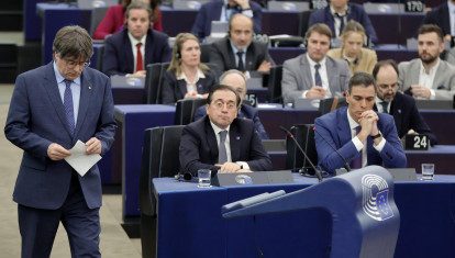 El expresidente catalán Carles Puigdemont pasa junto al presidente del Gobierno, Pedro Sánchez, y el ministro de Exteriores, José Manuel Albares, antes de tomar la palabra en el Parlamento Europeo en Estrasburgo
