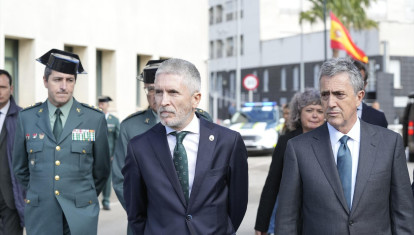 El ministro de Interior, Fernando Grande-Marlaska, visita la Comandancia de la Guardia Civil de Cádiz, a 10 de febrero de 2024 en Cádiz (Andalucía, España).
El ministro de Interior, Fernando Grande-Marlaska, ofrece declaraciones a los medios de comunicación y traslada las condolencias en su nombre, del Ministerio del Interior y del Gobierno de España a la familia de los dos agentes de la Guardia Civil asesinados este viernes en una operación contra el narcotráfico en Barbate (Cádiz).
Joaquin Corchero / Europa Press
10/2/2024