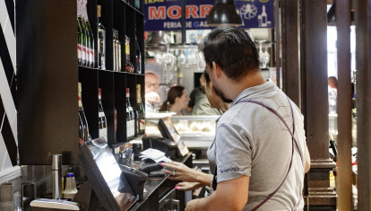 Dos camareros, en un bar de Madrid.