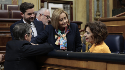 María Jesús Montero conversa con Patxi López y otros diputados