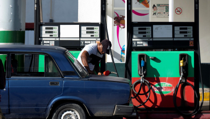 Un cubano reposta gasolina en una estación de combustible de La Habana