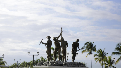 Monumento en honor a los trabajadores gallegos que participaron en la construcción del Canal de Panamá