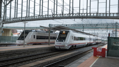 Trenes de cercanías parados en las vías de la estación de trenes, a 24 de agosto de 2022, en Santiago de Compostela, A Coruña, Galicia, (España). Los usuarios de Renfe en Galicia pueden adquirir desde hoy los abonos gratuitos. El Gobierno estima que la gratuidad de los trenes de Cercanías y Media Distancia, así como los descuentos del 50% en los Avant y en algunos AVE reportará un ahorro de hasta 1.000 euros por familia entre septiembre y diciembre, y asegura que unas 300.000 personas se han registrado.
24 AGOSTO 2022;TRANSPORTE;TRANSPORTE PÚBLICO;CERCANÍAS;MEDIA DISTANCIA;LIMPIEZA;CONTRATA;ANDEN;
César Arxina / Europa Press
(Foto de ARCHIVO)
24/8/2022