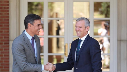 El presidente del Gobierno, Pedro Sánchez (i), recibe al presidente del Gobierno de Galicia, Alfonso Rueda (d),