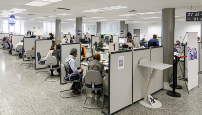 Varias personas son atendidas en la Agencia Tributaria para presentar la declaración de la renta