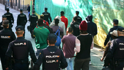 Varios agentes acompañan a unos desalojados de un edificio okupado de Lavapiés en 2022