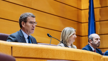 El presidente del Partido Popular, Alberto Núñez Feijóo (i), junto a la portavoz del PP en el Senado, Alicia García (c) y el presidente del Senado, Pedro Rollán (d)