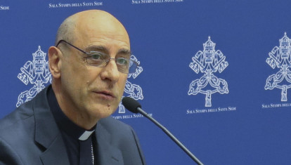 CIUDAD DEL VATICANO (VATICANO), 08/04/2024.- El nuevo prefecto, el cardenal argentino Víctor Manuel Fernández, presenta el documento titulado 'Dignitas infinita', este lunes en Ciudad del Vaticano. El Vaticano remarcó hoy en un documento la posición de la Iglesia ante las que considera graves violaciones de la dignidad humana y entre las que incluye, además de las ya conocidas eutanasia o aborto, la teoría de género, el cambio de sexo, la maternidad subrogada y