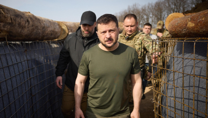 El presidente ucraniano, Volodimir Zelenski, visita las fortificaciones del frente de Jarkov
