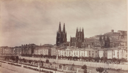 Torre óptica sobre el castillo de Burgos hacia 1870. Fotografía de J. Laurent