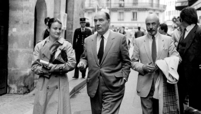 El presidente francés Francois Mitterrand con su consejero personal Francois De Grossouvre paseando por París el 12 de mayo de 1981
