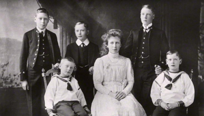 Los hijos reales en 1912: (i-d) Alberto, Juan, Enrique, María, Eduardo y Jorge.