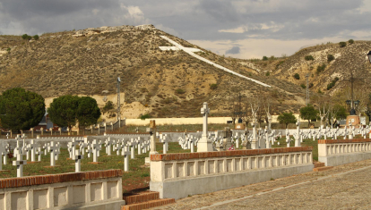 El Cementerio de los Mártires, con la gran cruz blanca asentada sobre la montaña