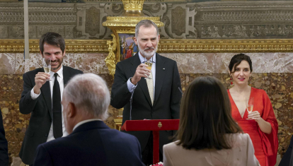 El Rey brinda por el futuro del español, flanqueado por el ministro de Cultura y la presidenta de la Comunidad de Madrid