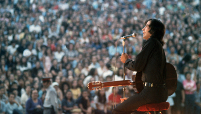 Serrat durante un concierto en Madrid en 1976