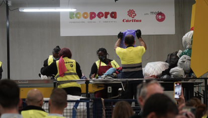 Trabajadores de inserción laboral en la planta Koopera de Cáritas Valencia