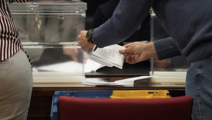 Varias personas durante el recuento del voto CERA en Bilbao