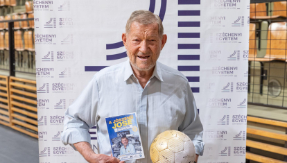 Jozsef Toth-Zele con un balón de fútbol