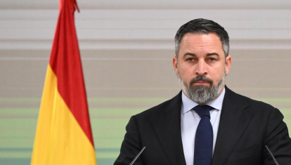 El líder de Vox, Santiago Abascal, comparece ante la prensa para valorar la decisión de Sánchez