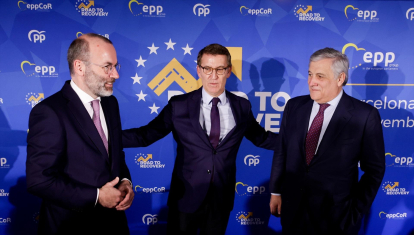 El líder del PPE en la Eurocámara, Manfred Weber; el presidente del PP, Alberto Núñez Feijóo, y el ministro de Asuntos Exteriores de Italia, Antonio Tajani