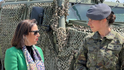 La ministra Margarita Robles visita las tropas españolas en Eslovaquia; en la imagen, con una militar del contingente