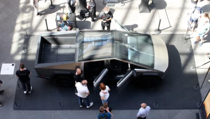 El Tesla Cybertruck expuesto en un centro comercial de Berlín