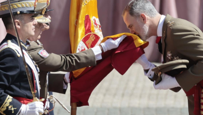 El Rey jura bandera en la Academia General Militar de Zaragoza en el 40 aniversario de su promoción