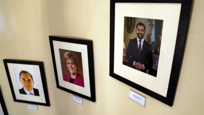 Retratos de los primeros ministros de Escocia y líderes del SNP Alex Salmond, Nicola Sturgeon y Humza Yousaf exhibidos en Bute House, en Edimburgo